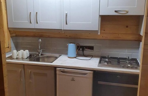 Garrykennedy Cabin | Log cabin on the lake - Sleeps 4 & jacuzzi