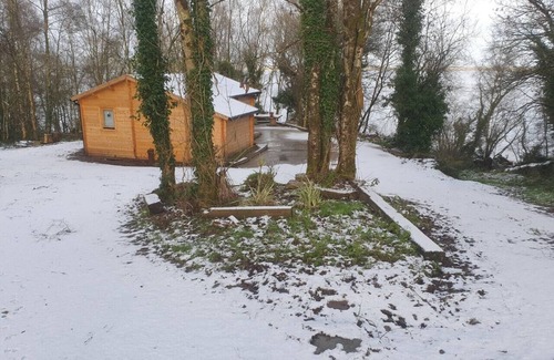 Garrykennedy Cabin | Log cabin on the lake - Sleeps 4 & jacuzzi