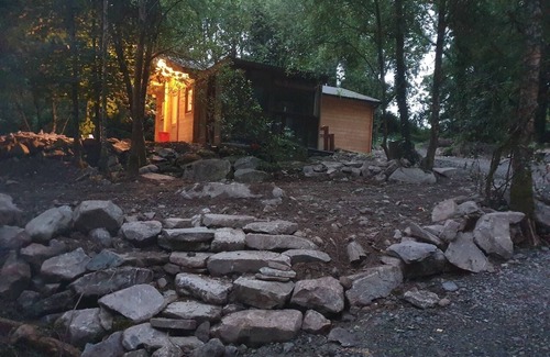 Garrykennedy Cabin | Log cabin on the lake - Sleeps 4 & jacuzzi