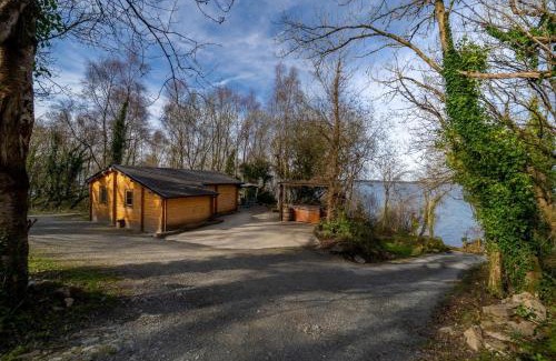 Garrykennedy House | Log cabin on the lake - Sleeps 4 & jacuzzi