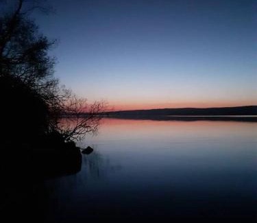 Garrykennedy House | Log cabin on the lake - Sleeps 4 & jacuzzi