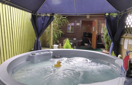 New Forest District Cabin | Log Cabin Private Hot Tub & Swimming Pool ,Adults Only,New Forest National Park