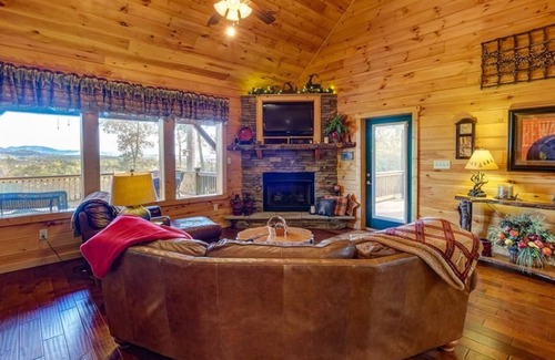 Murphy Cabin | LOG CABIN W/LONG-RANGE MOUNTAIN VIEWS! HUGE DECK W/FIRE PIT & GRILL. DISCOUNTS!