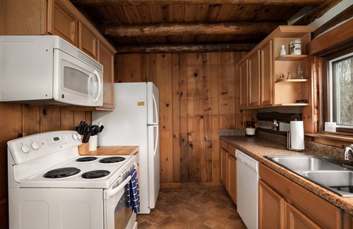 Front Royal Cabin | Log Cabin with a spectacular view of the Shenandoah River and the Massanutten Mo