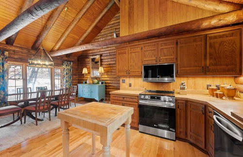 Gainesville Cabin | Log Cabin with Big Deck Energy on Lake Lanier, fire pit and lake access