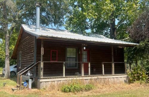 Marshall Villa | Log Cabin with Fishing Pond in Marshall