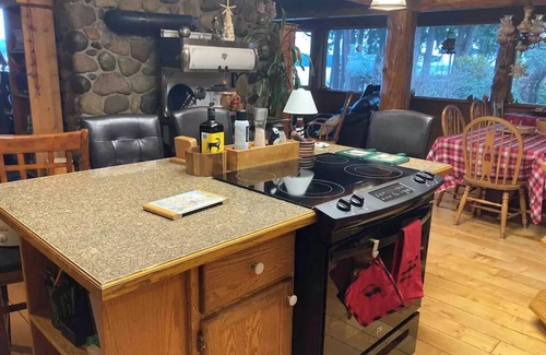 Union Bay Ski Chalet | Log Home with 4 bedrooms 3 bathrooms