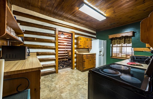 Mentone Cabin | Log Inn to your vintage vacation experience.