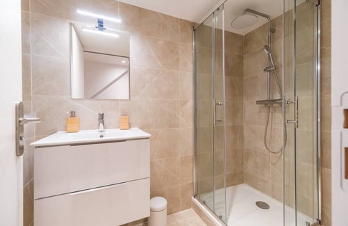 Guingamp Apartment | Logement D'exception : 8 Chambres et Babyfoot