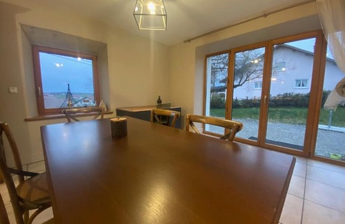 Orchamps-Vennes Apartment | Logement dans maison + extérieur