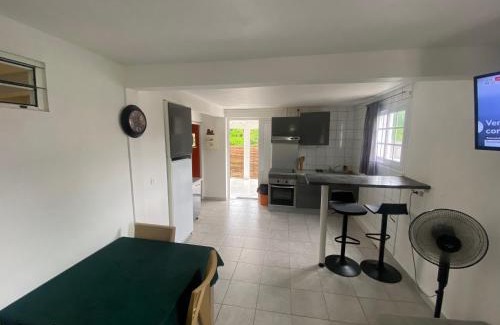 Petit-Canal Apartment | Logement de 40m2 avec terrasse, moderne et équipé