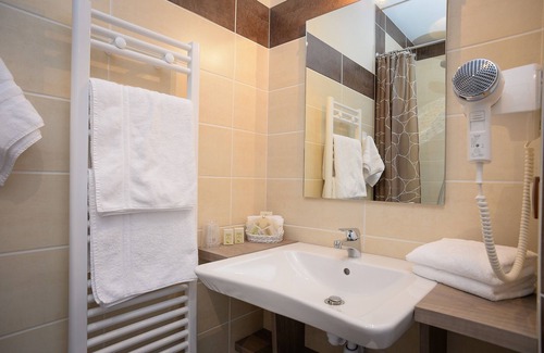 Ducey Hotel | Logis Auberge de la Sélune