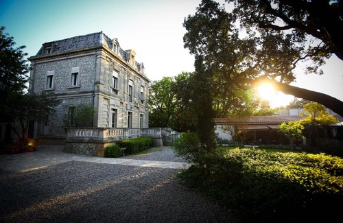 Villeneuve-les-Avignon Hotel | Logis Hôtel - Restaurant Résidence Les Cèdres
