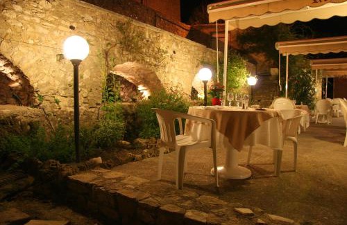 Le Barroux Hotel | Logis Hôtel Restaurant Les Géraniums