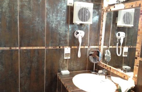 Rousset Hotel | Logis Hôtel & Spa Déjeunez Sous L'Arbre