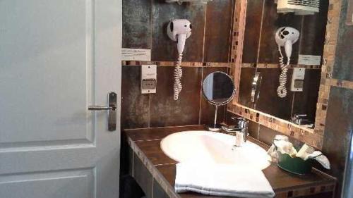 Rousset Hotel | Logis Hôtel & Spa Déjeunez Sous L'Arbre