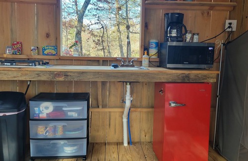 Pikeville Cabin | Loki's Lair - Cozy cabin in serene Pikeville with WiFi access