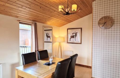 Kelty Ski Chalet | Lomond 5 with Private Hot Tub - Fife - Loch Leven - Lomond Hills - Pet Friendly