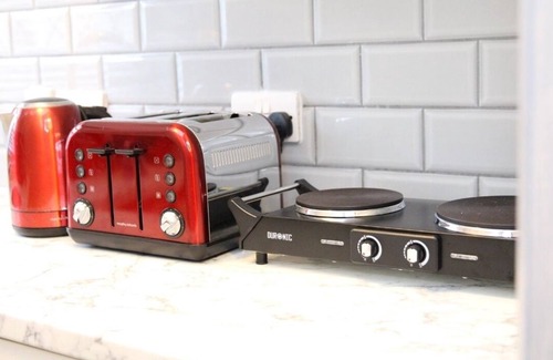 Havering Apartment | LONDON apartment with PRIVATE HOT TUB, SAUNA & GYM!