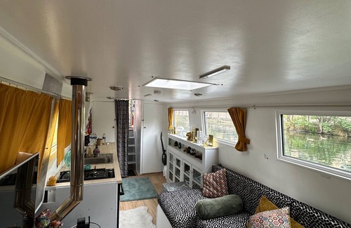 Westbourne Green House | London Dutch Barge - Sleeps 3 & Cosy Fireplace
