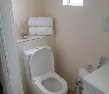 Clayhall Apartment | London Luxury 2 Bedroom Apartment 5 min from tube station with free parking