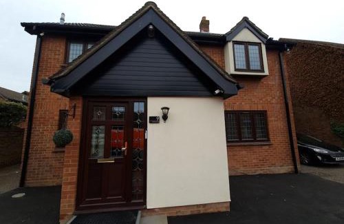 Hainault House | London Luxury 6 Bedroom Family House Sleeps 12 people Parking for 4 Cars Close to tube.