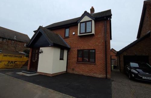 Hainault House | London Luxury 6 Bedroom Family House Sleeps 12 people Parking for 4 Cars Close to tube.