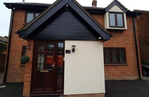 Hainault House | London Luxury 6 Bedroom Family House Sleeps 12 people Parking for 4 Cars Close to tube.