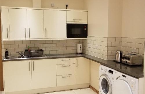 Clayhall Apartment | London Luxury Apartments 1min walk from Underground, with FREE PARKING FREE WIFI