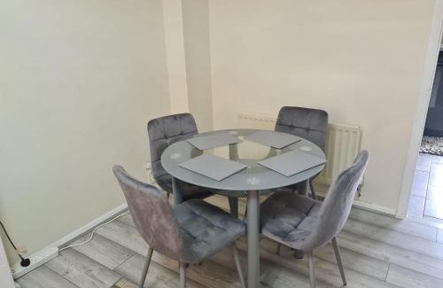 Thamesmead House | London - Sleeps 4 - Parking - Garden - PetFriendly
