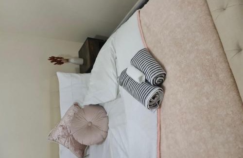 Thamesmead House | London - Sleeps 4 - Parking - Garden - PetFriendly