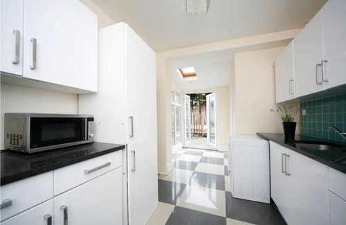Stratford Bed & Breakfast | london smart Comfy Double for 4 to accommodate Near metro.