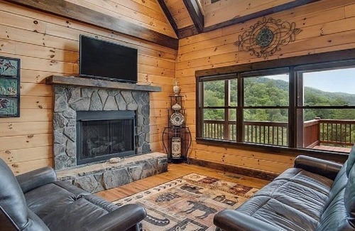 Franklin Cabin | Lone Pine Cabin, Views, Sleeps 10, Starlink, Fire Pit, and Hiking Trails