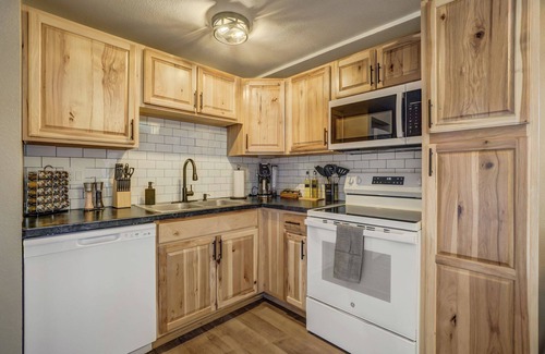 Cimarron Hills Apartment | Lone Star Lookout - Cozy 2-BR w/Mountain Views, King Bed & Pet-Friendly Yard