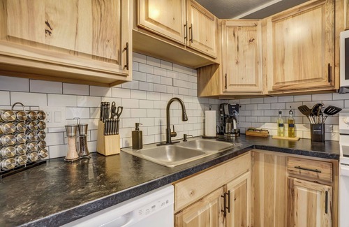 Cimarron Hills Apartment | Lone Star Lookout - Cozy 2-BR w/Mountain Views, King Bed & Pet-Friendly Yard