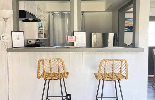 Circle Area Apartment | Long Beach Cozy Retreat Pet Allowed!Washer & Dryer