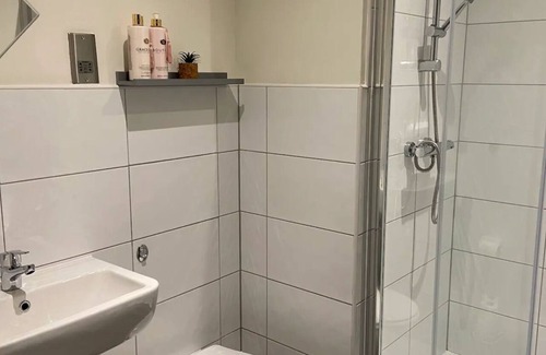 Bradford Apartment | Long Stay Discounts - Luxury 2 bed duplex apartment - Sleeps 6