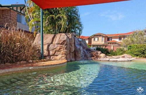 Labrador House | Long stay - townhouse with fully enclosed yard. Close to Surfers shops