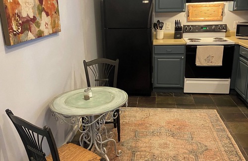 Powell Apartment | Long term chic en suite 2 bedroom Corp Rental in N. Knox/Powell with WiFi, AC