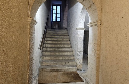 Perigueux Apartment | LONG TERM FURNISHED APARTMENT IN THE HISTORIC HEART OF PERIGUEUX