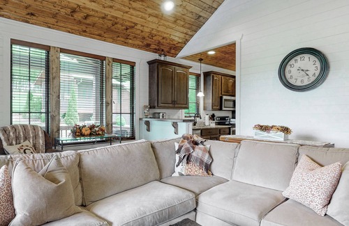 Glenville Cottage | Longview Cottage - Tiny Home packed with modern charm & Chinquapin Amenities