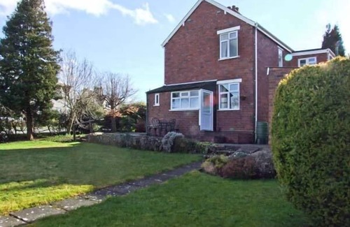 Wolverhampton Cottage | LONINGSIDE, family friendly, with a garden in Wombourne