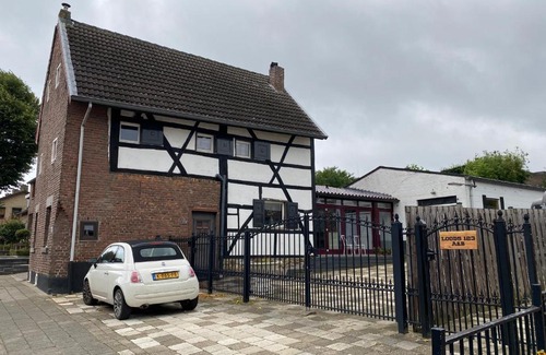 Landgraaf House | Loods 123 bed & kitchen