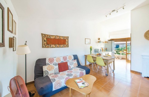 Lu Bagnu Apartment | Look forward to a wonderful time out by the sea in this attractive vacation apartment.