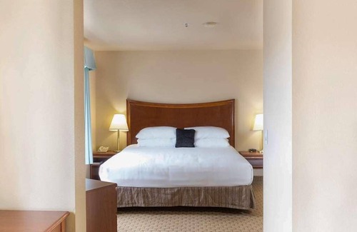 McMinnville Hotel | Look No Further! Free Parking, Pool, Near Wings and Waves Waterpark!
