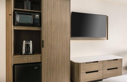 Marathon Hotel | Look No Further! With Free Breakfast, Outdoor Pool, Pets are Welcome!