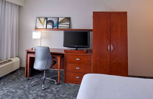 Indianapolis Hotel | Look No More! 2 Relaxing and Modern Units, Indoor Pool, Pets are Allowed!