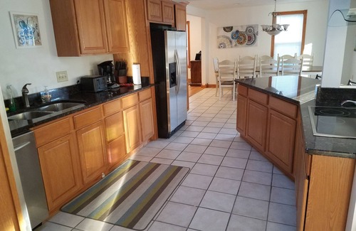 South Haven House | Look no more! Spacious! Sleeps 12 comfortably! Family friendly! Walk everywhere!