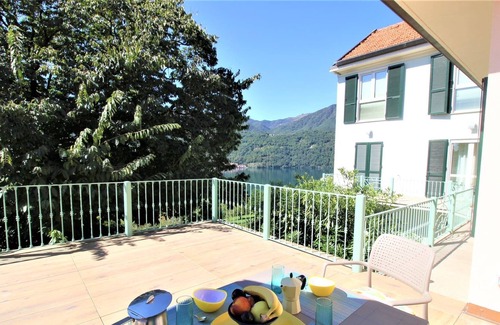 Pettenasco Apartment | Looking for a lake view