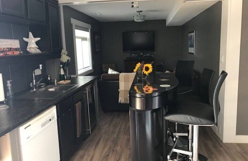 Vernon House | Looking for a spectacular stay in the Okanagan at your own 'mini resort'?!n